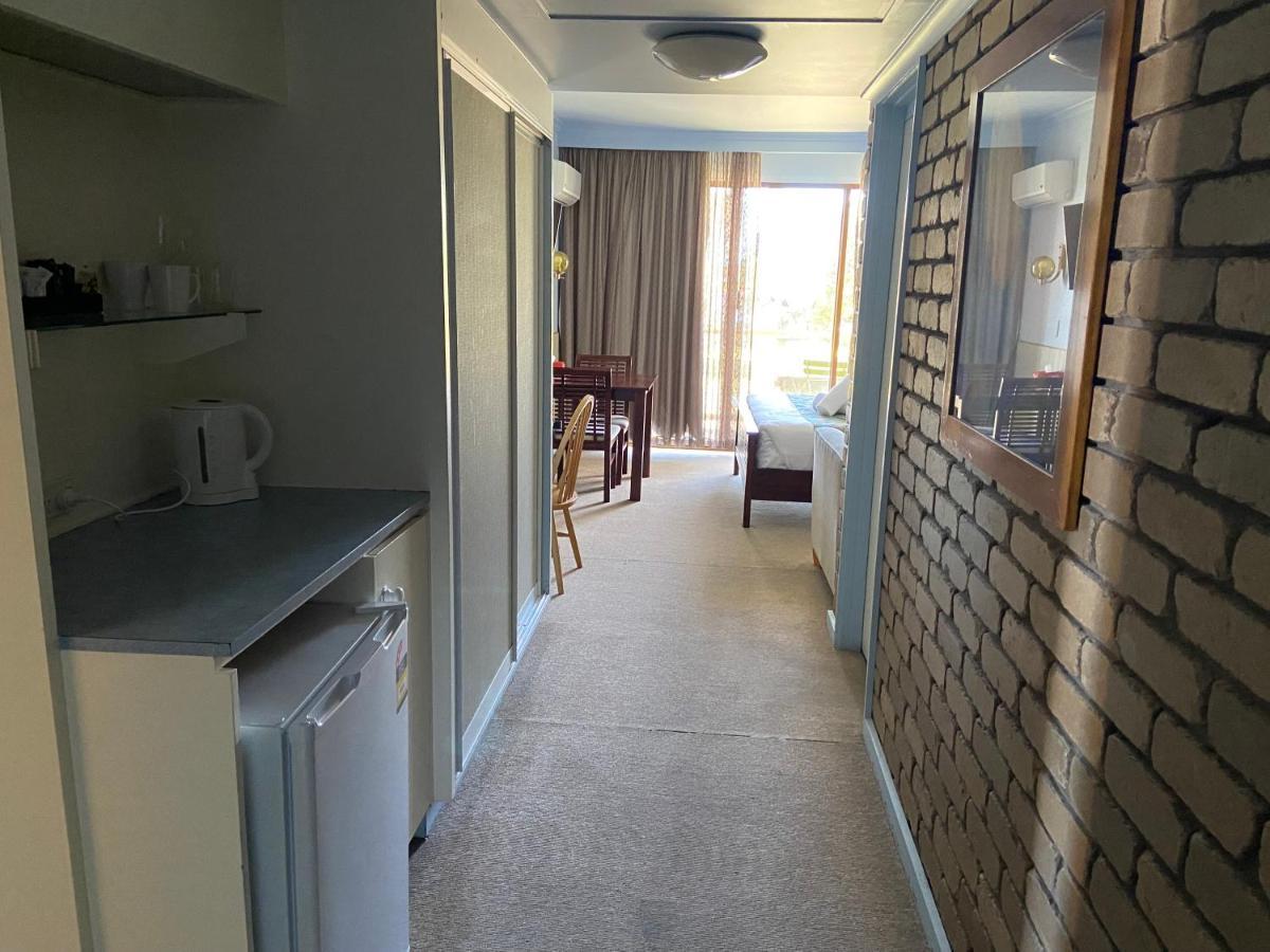 Abel Tasman Waterfront Motel Lakes Entrance Exterior photo