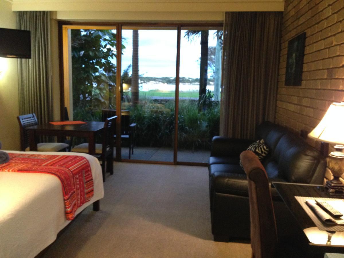 Abel Tasman Waterfront Motel Lakes Entrance Exterior photo