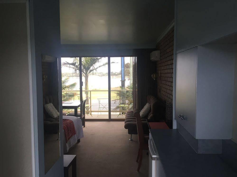 Abel Tasman Waterfront Motel Lakes Entrance Exterior photo